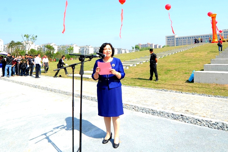 区委常委、宣传部部长屈玲妮主持孙武纪念园开园仪式_看图王.jpg